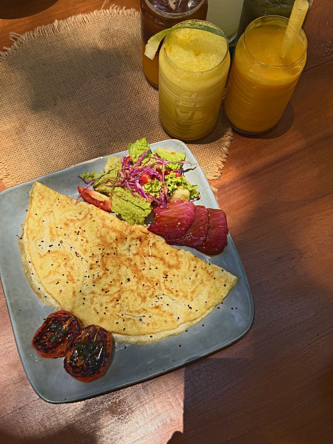 Omelette with fresh juice